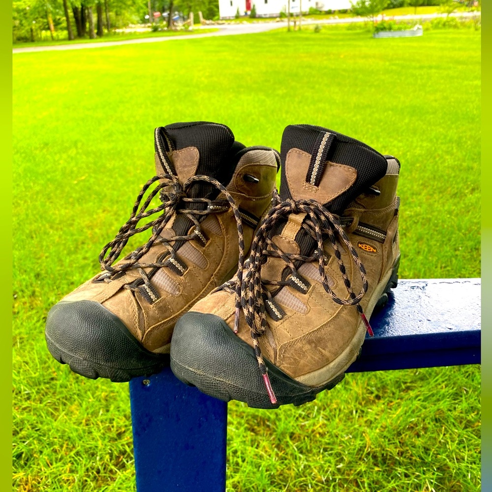Keen Waterproof leather hiking boots men’s size 9